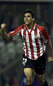 Tiko celebra uno de sus goles.