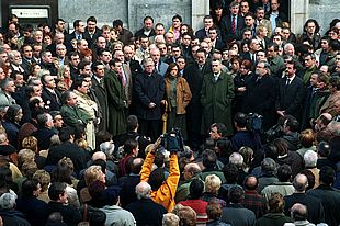 Dirigentes de los partidos, excepto Batasuna, en la concentración contra el atentado de Bilbao.