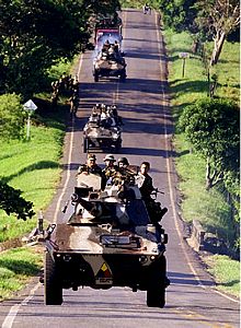 Una columna de tanques del Ejército colombiano se dirige hacia la zona desmilitarizada.