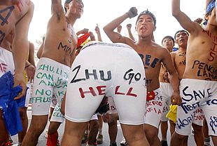 'Zhu, vete al infierno', se lee en el pantalón de uno de los tibetanos que protestan por la visita de Zhu Rongji a India.