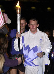 Lance Armstrong, con la antorcha olímpica.