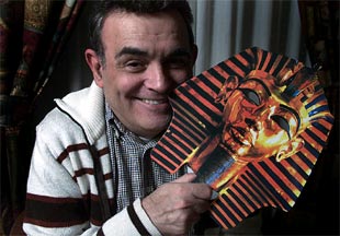 Terenci Moix, con una careta que reproduce la máscara funeraria de Ttankamón.