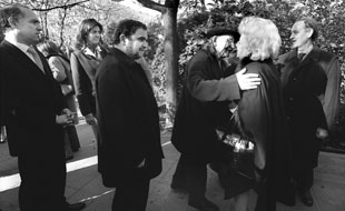 El escultor Agustín Ibarrola, el escritor Bernardo Atxaga y el  ararteko  Xabier Markiegi saludaron a familiares de Manuel Broseta, ayer, en Valencia.