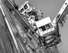 LOS BOMBEROS ASEGURAN LA FACHADA DEL GONZÁLEZ MARTÍ.