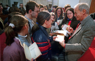 Eduardo Mendoza, ayer, en la capilla de Sant Miquel dels Reis, en la Biblioteca Valenciana, firmó autógrafos después de su intervención.