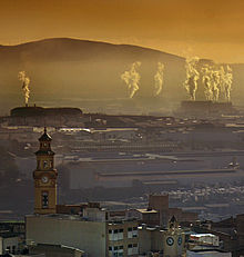 Una vista general de la zona de L'Alcora, con el humo de las fábricas de azulejos en el horizonte.