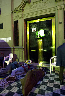 Varias personas duermen frente al Consulado español en Buenos Aires.