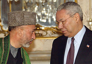Colin Powell y Hamid Karzai, ayer en Kabul.