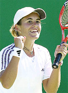 Anabel Medina celebra su victoria ante Dechy.