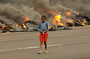 Un muchacho camina delante de la lava del volcán Nyiragongo, que ha destruido el aeropuerto de Goma.