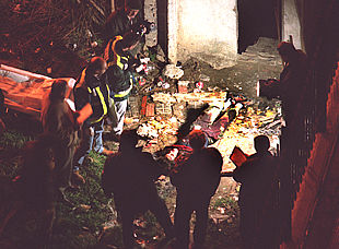 Agentes de la Brigada de Policía Científica y del Grupo de Homicidios inspeccionan el cadáver de la mujer hallada muerta en Usera.