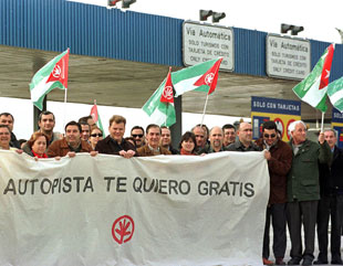Un grupo de manifestantes pidió ayer la gratuidad de la autopista A-4.