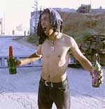 Un joven de Cabilia se dispone a lanzar  cócteles mólotov  en mayo del año pasado contra las fuerzas antidisturbios cerca de Bejaia.