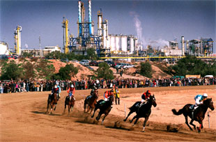 Carreras de caballos a la vera de la petroquímica