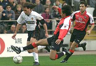 Peña se tira a los pies de Rufete en presencia de Marcos.