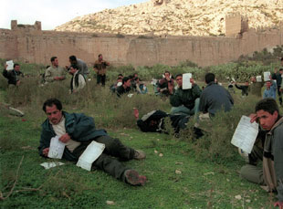 Algunos inmigrantes que protestaron ayer en Almería se refugiaron junto a la Alcazaba.