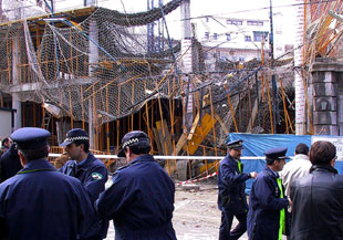 Unos policías custodian el entorno del antiguo cine Asuán de Jaén tras el derrumbe de ayer.