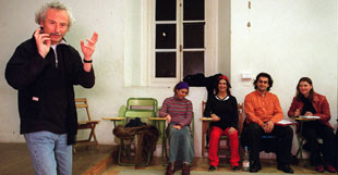 Rafael Álvarez  El Brujo , a la izquierda, ayer durante su clase en el Centro Andaluz de Teatro.