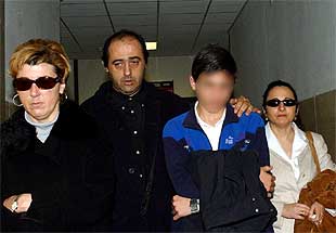 El hijo mayor de la parricida llega al juzgado acompañado de su padre y otros familiares.
