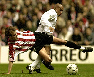 Yeste y Roberto Carlos pugnan por un balón.