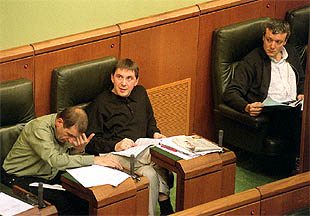 Josu Ternera, Arnaldo Otegi y Antton Morcillo, en el pleno de Presupuestos de la Cámara vasca.