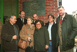Inauguración, ayer, de una placa conmemorativa en el portal de Atocha, 55. A la izquierda, los cuatro supervivientes con Almeida, Javier López y Fidalgo.