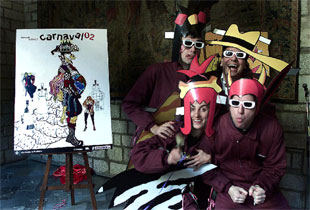 Los miembros del grupo autodenominado  cerebro de la bestia,  junto al cartel del carnaval de este año, obra de la diseñadora Marga Binoux.