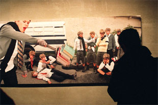  Caníbales,  fotografía del estadounidense Anthony Goicolea presente en la exposición.