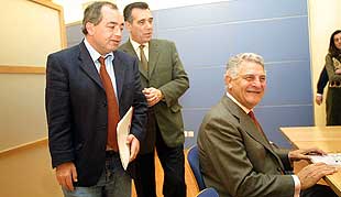 Manuel Pastrana, Julio Ruiz, y Rafael Álvarez Colunga, momentos antes de la conferencia de prensa que celebraron ayer en Sevilla.