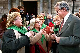 Varias manifestantes se dirigen al alcalde de Barcelona, Joan Clos, para explicarle las condiciones de precariedad en que viven muchas viudas.
