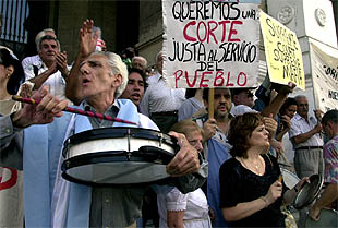 Protesta contra el    corralito  frente al Tribunal Supremo en Buenos Aires.