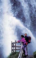 Excursionistas en el salto de Pish, al que se llega tras un paseo desde Pont d'Arrós, en el valle de Arán (Lleida)