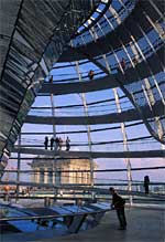 La cúpula de cristal y espejos ideada por Norman Foster para el Reichstag