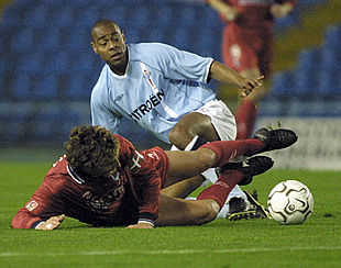 Vagner, arrodillado, e Idiakez disputan un balón.