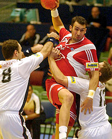 El suizo Gautschi en un lanzamiento ante la oposición de Olalla y Hernández.