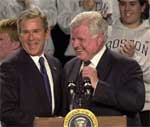 El presidente de EE UU, George W. Bush, y el senador Edward Kennedy en la Boston Latin School.