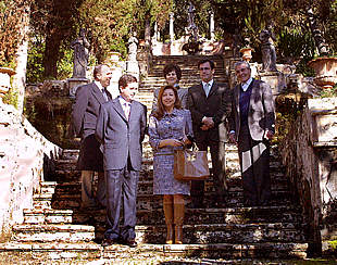 El ministro de Medio Ambiente, Jaume Matas, y María Antonia Munar, presidenta del Consell de Mallorca, en las escaleras de    Raixa.  Detrás de Munar, Catalina Enseñat, directora de la fundación de Parques.