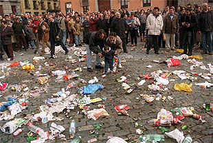 Los vecinos reclaman más presencia policial para frenar el 'botellón' los fines de semana