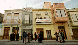 Vecinos de El Cabanyal, reunidos ayer, comentaban las posibilidades que abre para el barrio la decisión del TSJ.