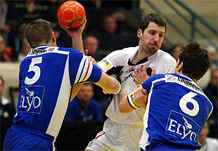 O'Callaghan, presionado por la defensa francesa.