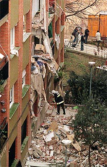 Dos muertos y un desaparecido en una explosión por una fuga de gas en Barcelona