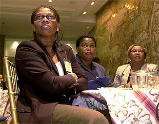 Tres antiguas empleadas de Enron escuchan el discurso sobre el estado de la Unión pronunciado por Bush.