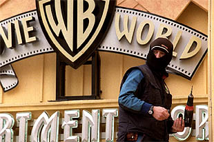 Un empleado del parque del ocio del sur de Madrid frente a una de las atracciones del recinto.