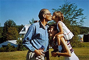 Arthur Miller, Inge Morath y su hija Rebecca, en 1965.