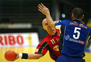 Demetrio Lozano intenta un tiro de cadera.