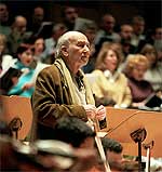 Adolfo Marsillach, en un ensayo del Concierto de Navidad de 2000 en el Auditorio Nacional de Madrid.