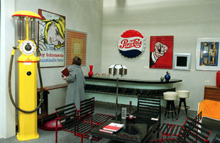 Expositor de la galería Miguel E. Young en el Salón de Anticuarios.
