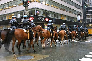 La policía montada de la ciudad de Nueva York se dirige hacia el hotel Waldorf-Astoria para custodiar la sede del Foro Económico Mundial.