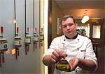 El 'chef' Félix Ortiz, en Verde Oliva, un prometedor local de reciente apertura en el Madrid de los Austrias.