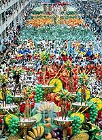 La samba llena las calles de Río, que se convierten en un gran teatro para presenciar los desfiles del carnaval.